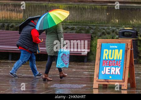 Turtle Bay-Werbeschild Vor dem karibischen Restaurant; starker Wind und starker Regen im Stadtzentrum, mit stürmischen, winterlichen Duschen, die aus dem Westen einströmen. Kredit; MediaWorldImages/AlamyLiveNews Stockfoto