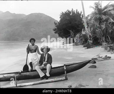 Kunst inspiriert von Pango Pango (sic) Harbour, Sauimatani & Bloomfield, Burton Brothers Studio, Fotostudio, 23. Juli 1884, Dunedin, Gelatine Dry Plate Process, Eine samoanische Frau (Sauimatani) und ein europäischer Mann (Bloomfield) stehen an einem Strand mit einem Outrigger, im Hafen von Pago Pago, klassische Werke, die von Artotop mit einem Schuss Moderne modernisiert wurden. Formen, Farbe und Wert, auffällige visuelle Wirkung auf Kunst. Emotionen durch Freiheit von Kunstwerken auf zeitgemäße Weise. Eine zeitlose Botschaft, die eine wild kreative neue Richtung verfolgt. Künstler, die sich dem digitalen Medium zuwenden und die Artotop NFT erschaffen Stockfoto