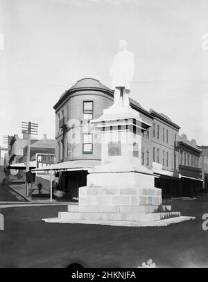 Kunst inspiriert von der Statue von Sir George Gray, der oberen Queen Street Auckland, dem Muir & Moodie Studio, Fotostudio, um 1905, Dunedin, Gelatine-Trockenplattenverfahren, Kreuzung der Queen und Wakefield Street mit Statue des Kolonialgouverneurs Sir George Gray. Die Basis der Statue lautet: „Klassisches Werk, das von Artotop mit einem Schuss Moderne modernisiert wurde“. Formen, Farbe und Wert, auffällige visuelle Wirkung auf Kunst. Emotionen durch Freiheit von Kunstwerken auf zeitgemäße Weise. Eine zeitlose Botschaft, die eine wild kreative neue Richtung verfolgt. Künstler, die sich dem digitalen Medium zuwenden und die Artotop NFT erschaffen Stockfoto