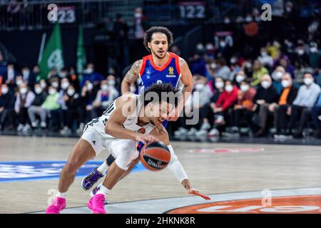 Istanbul, Türkei. 04th. Februar 2022. Matthew Strazel (Nr. 32) von LDLC Asvel Villeurbanne in Aktion während der 25. Runde der 2021/2022 Turkish Airlines Euroleague regulären Saison in der Sinan Erdem Sports Arena. Endergebnis: Anadolu Efes Istanbul 78:72 LDLC Asvel Villeurbanne. (Foto von Nicholy Muller/SOPA Images/Sipa USA) Quelle: SIPA USA/Alamy Live News Stockfoto