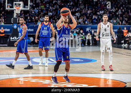 Istanbul, Türkei. 04th. Februar 2022. Shane Larkin (No.22) von Anadolu Efes Istanbul in Aktion während der 25. Runde der 2021/2022 Turkish Airlines Euroleague regulären Saison in der Sinan Erdem Sports Arena. Endergebnis: Anadolu Efes Istanbul 78:72 LDLC Asvel Villeurbanne. (Foto von Nicholy Muller/SOPA Images/Sipa USA) Quelle: SIPA USA/Alamy Live News Stockfoto