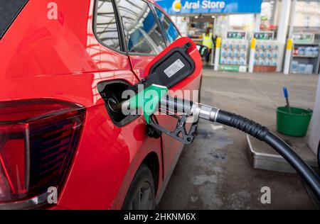 Slubice, Polen. 05th. Februar 2022. Ein Auto wird an einer Tankstelle geparkt und betankt. Durch die Senkung der Mehrwertsteuer auf Lebensmittel und Kraftstoff von 23 auf 8 Prozent ist das Betanken in Polen deutlich günstiger als in Deutschland. Quelle: Christophe Gateau/dpa/Alamy Live News Stockfoto