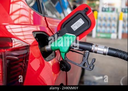 Slubice, Polen. 05th. Februar 2022. Ein Auto wird an einer Tankstelle geparkt und betankt. Durch die Senkung der Mehrwertsteuer auf Lebensmittel und Kraftstoff von 23 auf 8 Prozent ist das Betanken in Polen deutlich günstiger als in Deutschland. Quelle: Christophe Gateau/dpa/Alamy Live News Stockfoto