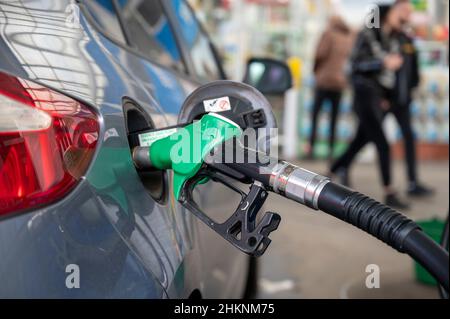 Slubice, Polen. 05th. Februar 2022. Ein Auto wird an einer Tankstelle geparkt und betankt. Durch die Senkung der Mehrwertsteuer auf Lebensmittel und Kraftstoff von 23 auf 8 Prozent ist das Betanken in Polen deutlich günstiger als in Deutschland. Quelle: Christophe Gateau/dpa/Alamy Live News Stockfoto