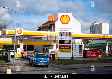 Slubice, Polen. 05th. Februar 2022. An einer Tankstelle warten Autos in der Schlange. Durch die Senkung der Mehrwertsteuer auf Lebensmittel und Kraftstoffe von 23 auf 8 Prozent ist die Gasfüllung in Polen deutlich günstiger als in Deutschland. Quelle: Christophe Gateau/dpa/Alamy Live News Stockfoto