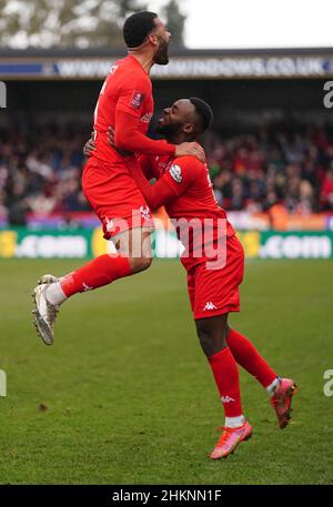 Alex Penny von Kidderminster Harriers (links) feiert mit Ashley Hemmings, nachdem er beim vierten Lauf des Emirates FA Cup im Aggborough Stadium, Kidderminster, das erste Tor des Spiels seiner Seite erzielt hatte. Bilddatum: Samstag, 5. Februar 2022. Stockfoto