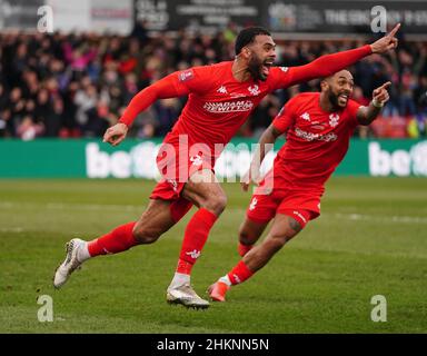 Alex Penny von Kidderminster Harriers (links) feiert, dass er beim vierten Lauf des Emirates FA Cup im Aggborough Stadium, Kidderminster, das erste Tor des Spiels erzielte. Bilddatum: Samstag, 5. Februar 2022. Stockfoto