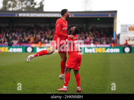 Alex Penny von Kidderminster Harriers (links) feiert mit Ashley Hemmings, nachdem er beim vierten Lauf des Emirates FA Cup im Aggborough Stadium, Kidderminster, das erste Tor des Spiels seiner Seite erzielt hatte. Bilddatum: Samstag, 5. Februar 2022. Stockfoto