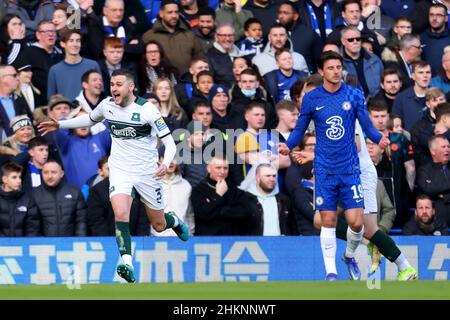 London, Großbritannien. 05th. Februar 2022. 5th. Februar 2022 : Stamford Bridge, Chelsea, London, England: FA Cup Football, Chelsea gegen Plymouth Argyle: Macaulay Gillesphey von Plymouth Argyle feiert, wie er für 0-1 Punkte in der 8th Minute Kredit: Action Plus Sports Images/Alamy Live News Stockfoto