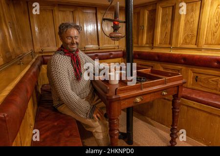 Mannequin Seemann auf einer Rekonstruktion eines Fischerbootes nach der Kabine im Grimsby Fishing Heritage Centre, Grimsby, Großbritannien. Stockfoto