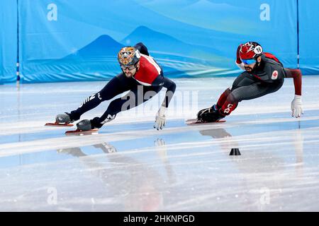 Peking, China. 05th. Februar 2022. Peking, China. 05th. Februar 2022. PEKING, CHINA - 5. FEBRUAR: Itzhak de Laat aus den Niederlanden, Steven Dubois aus Kanada tritt während der Olympischen Spiele 2022 in Peking beim Capitol Indoor Skating am 5. Februar 2022 in Peking, China, beim Gemischten Team-Staffellauf an (Foto von Iris van den Broek/Orange Picics) NOCNSF Credit: Orange Pics BV/Alamy Live News Credit: Orange Pics BV/Alamy Live News Stockfoto