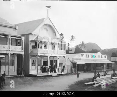 Kunst inspiriert von Levuka, Fidschi, Burton Brothers Studio, Fotostudio, Juli 1884, Neuseeland, Schwarz-Weiß-Fotografie, Straße mit Stadtgeschäften. Zwei 2-stöckige Gebäude mit Veranda und zwei weitere Gebäude, gegenüber ein Holzhaufen, auf dem kleine Kinder und ein Erwachsener sitzen, Classic Works, die von Artotop mit einem Schuss Moderne modernisiert wurden. Formen, Farbe und Wert, auffällige visuelle Wirkung auf Kunst. Emotionen durch Freiheit von Kunstwerken auf zeitgemäße Weise. Eine zeitlose Botschaft, die eine wild kreative neue Richtung verfolgt. Künstler, die sich dem digitalen Medium zuwenden und die Artotop NFT erschaffen Stockfoto