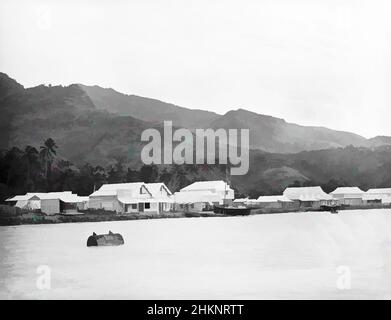 Art inspired by Levuka, Fiji, Burton Brothers Studio, Photography Studio, 14. Juli 1884, Neuseeland, Gelatine-Trockenteller-Prozess, zweite Platte in Dreiplatten-Panorama aus dem Steg. Vordergrundmeer läuft bis zur Ufermauer mit Straße über, Gebäude am Straßenrand, Kokospalmen dahinter, Classic Works modernisiert von Artotop mit einem Schuss Modernität. Formen, Farbe und Wert, auffällige visuelle Wirkung auf Kunst. Emotionen durch Freiheit von Kunstwerken auf zeitgemäße Weise. Eine zeitlose Botschaft, die eine wild kreative neue Richtung verfolgt. Künstler, die sich dem digitalen Medium zuwenden und die Artotop NFT erschaffen Stockfoto