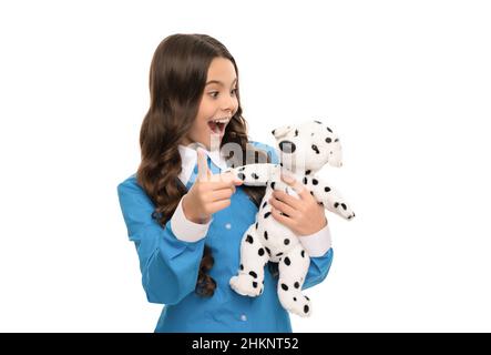 Überrascht Kind Porträt hat lange lockiges Haar Spiel mit Spielzeug Hund isoliert auf weiß, zukünftige Karriere Stockfoto