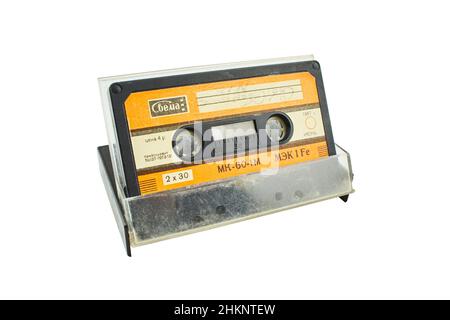 Audio-Kompaktkassette. Audiokassette auf weißem Hintergrund, Vorderansicht. Analoges Format für Audio-Wiedergabe und -Aufnahme Stockfoto