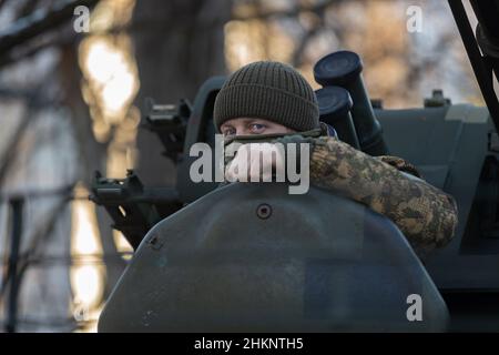 Tschernobyl, Ukraine. 04th. Februar 2022. Soldaten der Nationalgarde der Ukraine übten militärische Übungen in der Nähe von Tschernobyl, Ukraine. Die Vorbereitungen in der Ukraine gehen weiter, da russische Streitkräfte an der ukrainischen Grenze mobilisieren. (Foto: Michael Nigro/Pacific Press) Quelle: Pacific Press Media Production Corp./Alamy Live News Stockfoto