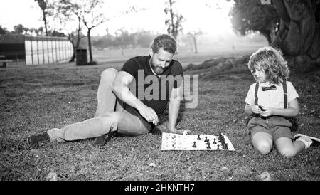 Vatertag. Glückliche Familie. Elternschaft und Kindheit. Schachmatt. Zeit zusammen Stockfoto