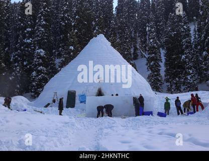 Srinagar, Indien. 05th. Februar 2022. Blick von außen auf Asiens größtes Iglu-Café im berühmten Skigebiet gulmarg. Das Igloo Cafe ist etwa 37,5 Meter hoch und 45 Meter rund und bietet Platz für 15 Tische und etwa 60 Gäste. Das Igloo Cafe bietet Tische aus Eis und Schnee, wobei den Besuchern warme Gerichte serviert werden. (Foto von Sajad Hameed/Pacific Press) Quelle: Pacific Press Media Production Corp./Alamy Live News Stockfoto