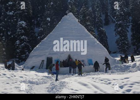 Srinagar, Indien. 05th. Februar 2022. Blick von außen auf Asiens größtes Iglu-Café im berühmten Skigebiet gulmarg. Das Igloo Cafe ist etwa 37,5 Meter hoch und 45 Meter rund und bietet Platz für 15 Tische und etwa 60 Gäste. Das Igloo Cafe bietet Tische aus Eis und Schnee, wobei den Besuchern warme Gerichte serviert werden. (Foto von Sajad Hameed/Pacific Press) Quelle: Pacific Press Media Production Corp./Alamy Live News Stockfoto