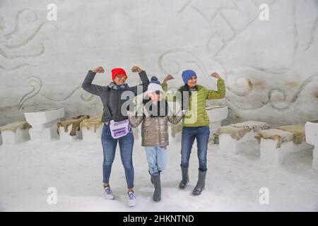 Srinagar, Indien. 05th. Februar 2022. Indische Touristen posieren im größten Iglu-Café Asiens, das aus Schnee in Gulmarg besteht. Das Igloo Cafe ist etwa 37,5 Meter hoch und 45 Meter rund und bietet Platz für 15 Tische und etwa 60 Gäste. Das Igloo Cafe bietet Tische aus Eis und Schnee, wobei den Besuchern warme Gerichte serviert werden. (Foto von Sajad Hameed/Pacific Press) Quelle: Pacific Press Media Production Corp./Alamy Live News Stockfoto