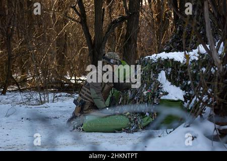 Tschernobyl, Ukraine. 04th. Februar 2022. Soldaten der Nationalgarde der Ukraine übten militärische Übungen in der Nähe von Tschernobyl, Ukraine. Die Vorbereitungen in der Ukraine gehen weiter, da russische Streitkräfte an der ukrainischen Grenze mobilisieren. (Foto: Michael Nigro/Pacific Press) Quelle: Pacific Press Media Production Corp./Alamy Live News Stockfoto