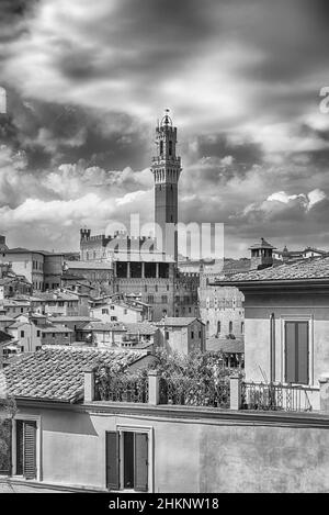 Blick auf das malerische Stadtzentrum von Siena, eine der meistbesuchten Touristenattraktionen Italiens Stockfoto