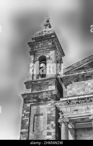 Der Turm der Römisch-katholischen Kathedrale von Montalcino in der Provinz Siena, Toskana, Italien Stockfoto