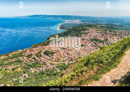 Luftaufnahme der Stadt Palmi am Tyrrhenischen Meer vom Gipfel des Mount Sant'Elia, Kalabrien, Italien Stockfoto