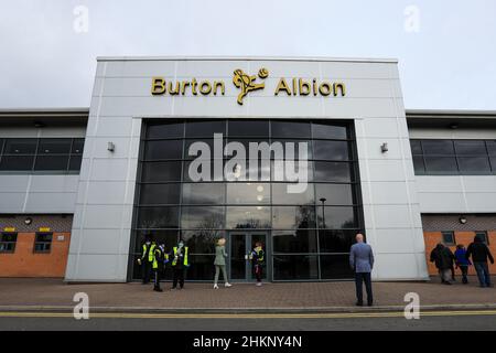 Burton Upon Trent, Großbritannien. 05th. Februar 2022. Allgemeiner Blick außerhalb des Pirelli-Stadions vor dem heutigen Spiel in Burton Upon Trent, Großbritannien am 2/5/2022. (Foto von James Heaton/News Images/Sipa USA) Quelle: SIPA USA/Alamy Live News Stockfoto