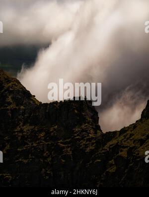 Dramatische und malerische Bergansicht des Faha Ridge des Brandon-Berges, Dingle Peninsula, Irland Stockfoto