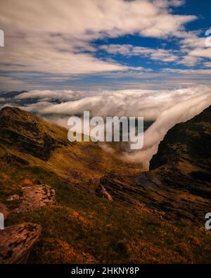 Dramatische und malerische Bergansicht des Faha Ridge des Brandon-Berges, Dingle Peninsula, Irland Stockfoto
