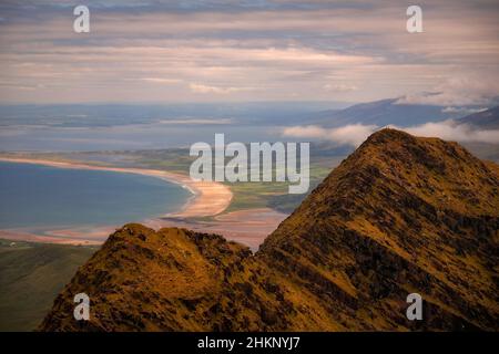 Dramatische und malerische Bergansicht des Faha Ridge des Brandon-Berges, Dingle Peninsula, Irland Stockfoto
