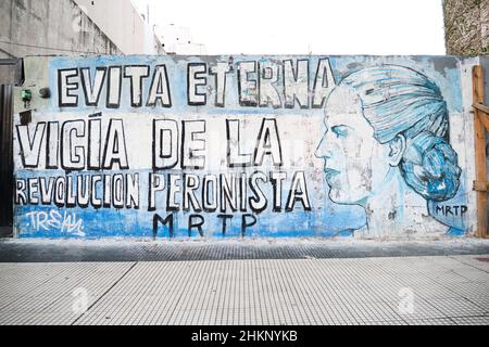 Buenos Aires, Argentinien; 24. September 2021: Wandgemälde mit der argentinischen Flagge, dem Porträt von Eva Peron und dem Text Evita, ewiger Wachturm der Stockfoto