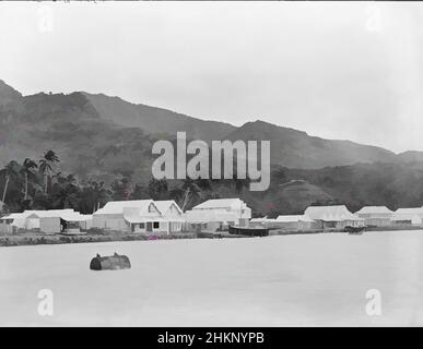 Art inspired by [Levuka, Fiji], Burton Brothers Studio, Photography Studio, 14. Juli 1884, Neuseeland, Schwarz-Weiß-Fotografie, zweite Platte in drei-Platten-Panorama vom Steg. Vordergrundmeer läuft bis zur Ufermauer mit Straße über, Gebäude am Straßenrand, Kokospalmen dahinter, Classic Works modernisiert von Artotop mit einem Schuss Modernität. Formen, Farbe und Wert, auffällige visuelle Wirkung auf Kunst. Emotionen durch Freiheit von Kunstwerken auf zeitgemäße Weise. Eine zeitlose Botschaft, die eine wild kreative neue Richtung verfolgt. Künstler, die sich dem digitalen Medium zuwenden und die Artotop NFT erschaffen Stockfoto