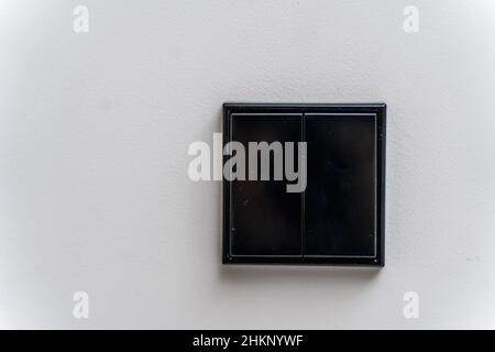 Elegante schwarze Lichtschalter an der Wand in einem neu