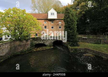 Blick auf Narborough Mill, den Fluss Nar, Narborough Village, North Norfolk, England, VEREINIGTES KÖNIGREICH Stockfoto
