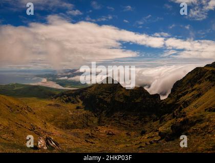 Dramatische und malerische Bergansicht des Faha Ridge des Brandon-Berges, Dingle Peninsula, Irland Stockfoto