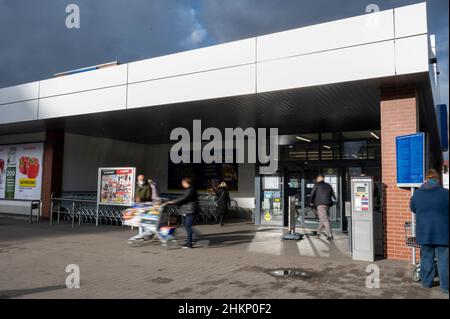 Slubice, Polen. 05th. Februar 2022. Die Leute gehen in einen Supermarkt. Aufgrund der Senkung der Mehrwertsteuer auf Lebensmittel und Kraftstoffe von 23 auf 8 Prozent sind Lebensmittel in Polen manchmal deutlich billiger als in Deutschland. Quelle: Christophe Gateau/dpa/Alamy Live News Stockfoto