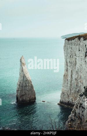 Vertikale Aufnahme von Old Harry Rocks. UNESCO-Weltkulturerbe. Südengland. Stockfoto