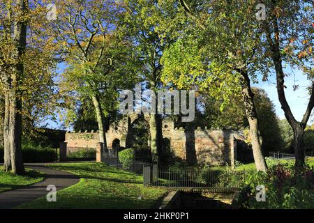 Das Guannock Gate und die Stadtmauern, Vancouver Gardens, The Walks Park, King's Lynn, Norfolk, England Stockfoto