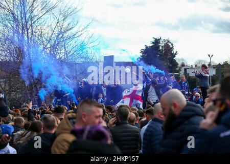 London, Großbritannien. 05th. Februar 2022. 5th. Februar 2022 : Selhurst Park, Crystal Palace, London, England; FA Cup Fußball, Crystal Palace gegen Hartlepool: Ausgelassene Hartlepool-Fans vor dem Spiel vor dem Stadion. Kredit: Aktion Plus Sport Bilder/Alamy Live Nachrichten Stockfoto