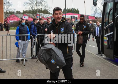 Burton Upon Trent, Großbritannien. 05th. Februar 2022. Torwarttrainer Adriano Basso steigt vor dem Spiel in Burton Upon Trent, Großbritannien am 2/5/2022, bei der Ankunft im Pirelli Stadium aus dem Mannschaftsbus aus. (Foto von James Heaton/News Images/Sipa USA) Quelle: SIPA USA/Alamy Live News Stockfoto