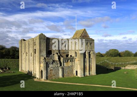 Sommer-Blick auf die Ruinen der Burg Rising Castle, Castle Rising Dorf North Norfolk, England, UK Stockfoto