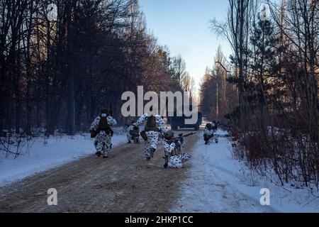 Tschernobyl, Ukraine. 4th. Februar 2022. Soldaten der Nationalgarde der Ukraine übten militärische Übungen in der Nähe von Tschernobyl, Ukraine. Die Vorbereitungen in der Ukraine gehen weiter, da russische Streitkräfte an der ukrainischen Grenze mobilisieren. (Bild: © Michaal Nigro/Pacific Press via ZUMA Press Wire) Bild: ZUMA Press, Inc./Alamy Live News Stockfoto