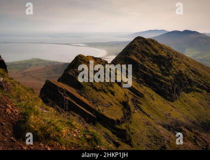 Dramatische und malerische Bergansicht des Faha Ridge des Brandon-Berges, Dingle Peninsula, Irland Stockfoto