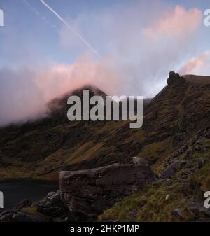 Erstaunliche McGillycuddy reeks Berge im Morgenlicht Stockfoto