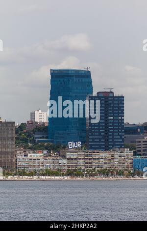 Luanda Angola - 10 13 2021: Luanda Blick auf die Innenstadt, moderne Wolkenkratzer, Bucht, Marginal- und Zentralgebäude, neues Intercontinental Hotel, Stockfoto