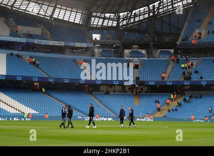 Manchester, Großbritannien. 05th. Februar 2022. 5th. Februar 2022 : City Stadium, Manchester, England; FA Cup Football, Manchester City gegen Fulham; Fulham Spieler inspizieren den Platz vor dem Spiel Credit: Action Plus Sports Images/Alamy Live News Stockfoto