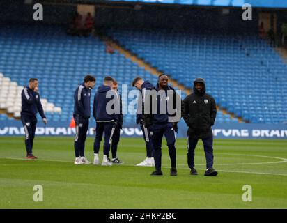 Manchester, Großbritannien. 05th. Februar 2022. 5th. Februar 2022 : City Stadium, Manchester, England; FA Cup Football, Manchester City gegen Fulham; Fulham Spieler inspizieren den Platz vor dem Spiel Credit: Action Plus Sports Images/Alamy Live News Stockfoto