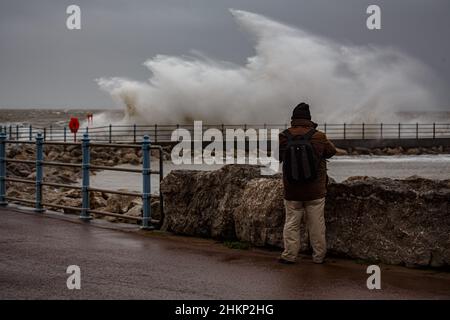 Heysham Lancashire, Großbritannien. 5th. Februar 2022. Starke Winde bringen hohe Wellen an Heysham, da stürmisches Wetter weiterhin NW-England beeinflusst.Quelle: PN News/Alamy Live News Stockfoto